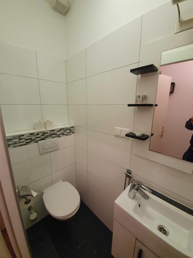 Vibrant Red Apartment I Contactless Check-In Vienna Luaran gambar